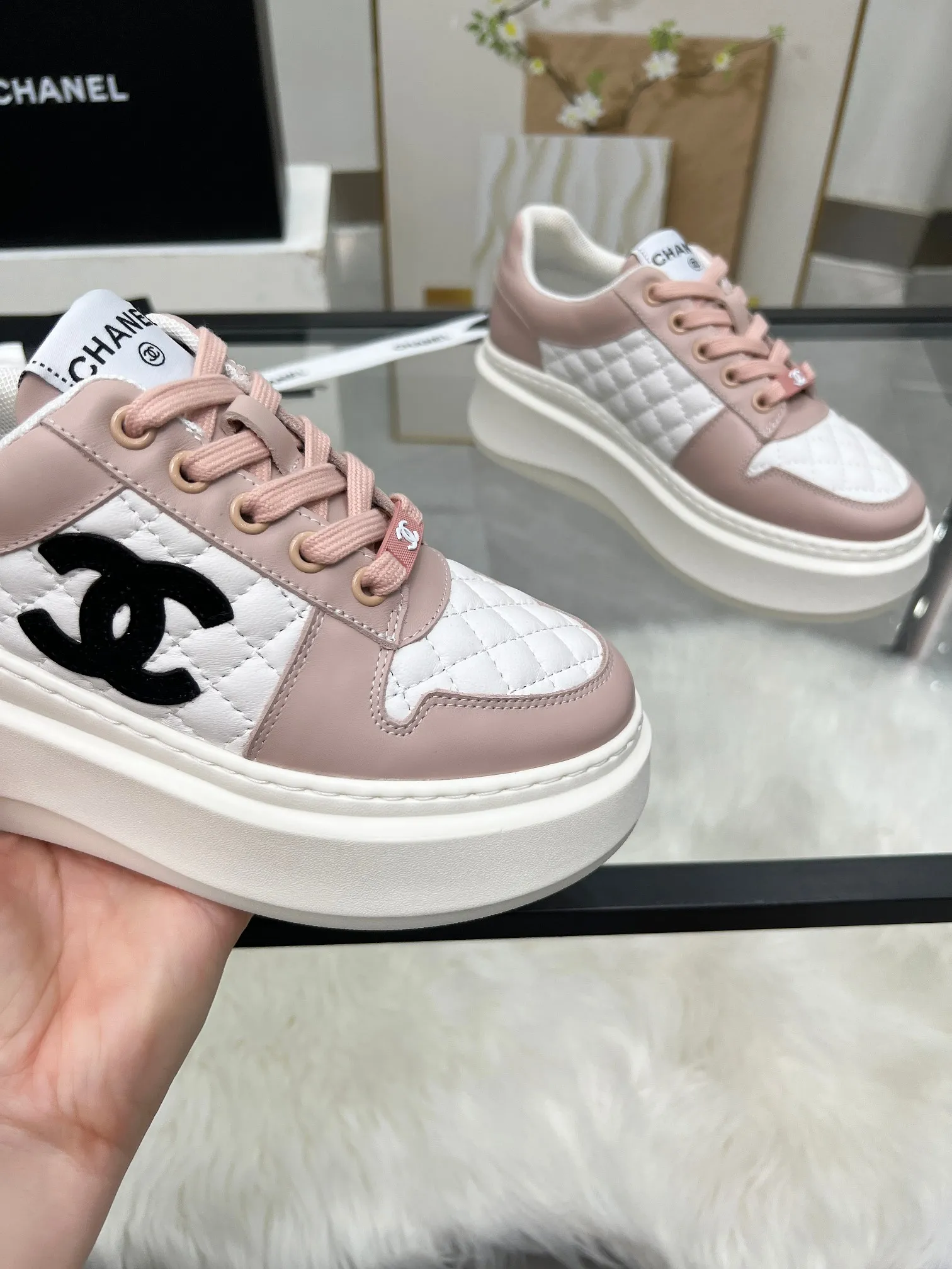 👟👟Ex-factory price 480👟👟 CHANEL 25C spring and summer new sports shoes official website is available at the same time ❤️ Counter out-of-stock kings. Major bloggers are recommending new styles on social days. This season’s new styles are simply eye-catching and look great on the feet. The casual casual sports style is refreshing and natural, interpreting Chanel’s fashionable femininity. The overall customization makes all sports models on the market at that time obsolete. This series is now available for sale! The upper is made of custom imported pebbled calf leather ➕ custom frosted calf leather. The lining is made of original one-to-one professionally customized mesh. Hardware accessories. Original full set of molds (not common in the market). Original custom molded TPU combination outsole. Height 4 cm. Women's size 35-39.